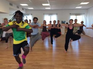 En man leder en dansworkshop