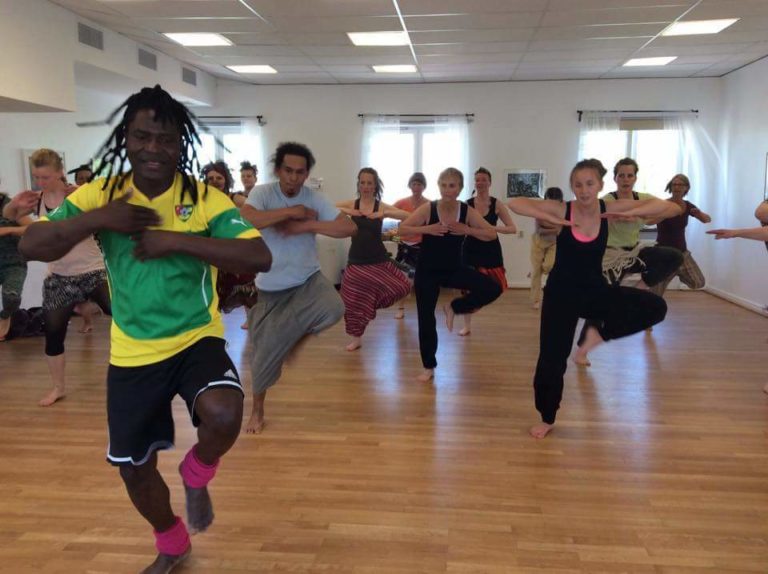 En man leder en dansworkshop