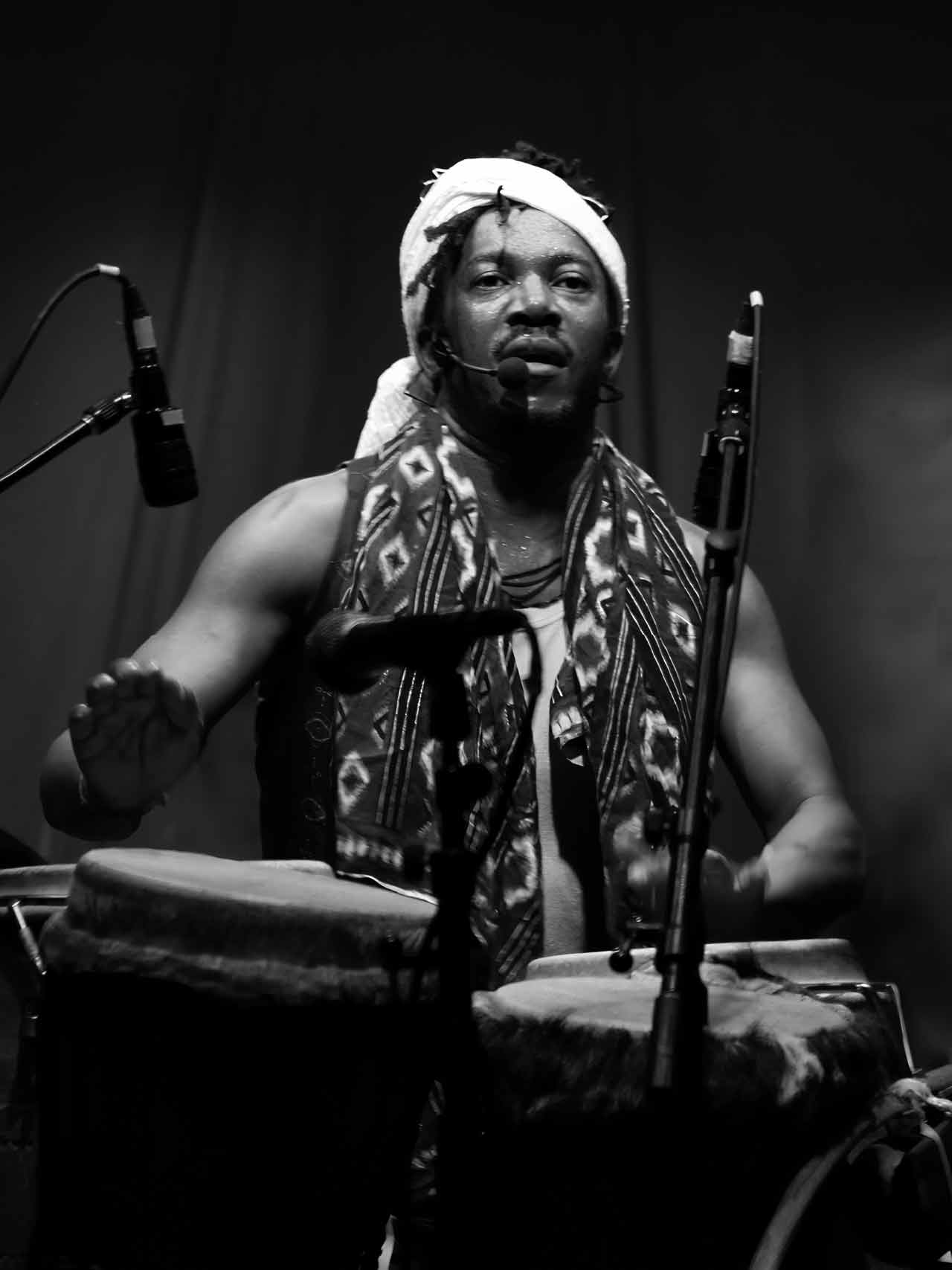 Celso Paco på afrikanskt slagverk