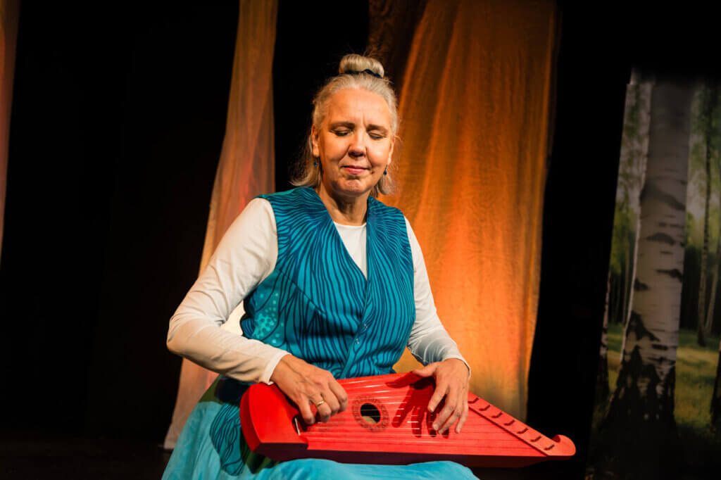 Anna Heikkinen och hennes röda kantele