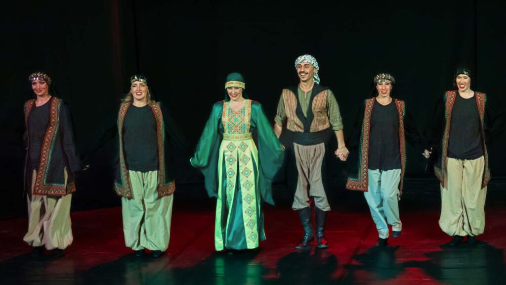 Omar Diab, palestinsk dansare, lär ut Dabke