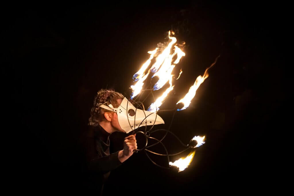 Eldfest 31/10 på Vitlycke museum! Sagoföreställning med musik och eld. Passar alla åldrar. Utomhus.