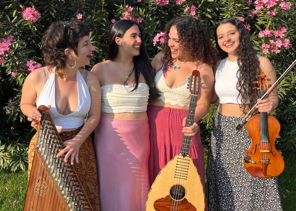 Den grekiska gruppen Kanvinitisses: Nafsika Gkotzamani (qanun) Maria Symeou (sång), Stavrina Konstantinou (luta), Pavlina Andronikou (fiol). Innerlig och medryckande folkmusik på Planeta Festival, Göteborg 2025.