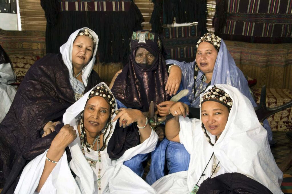 Fem kvinnor ur gruppen Tartit (Mali) poserar i traditionella dräkter