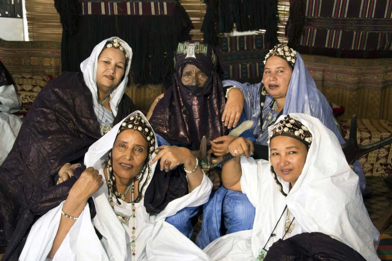 Fem kvinnor ur gruppen Tartit (Mali) poserar i traditionella dräkter
