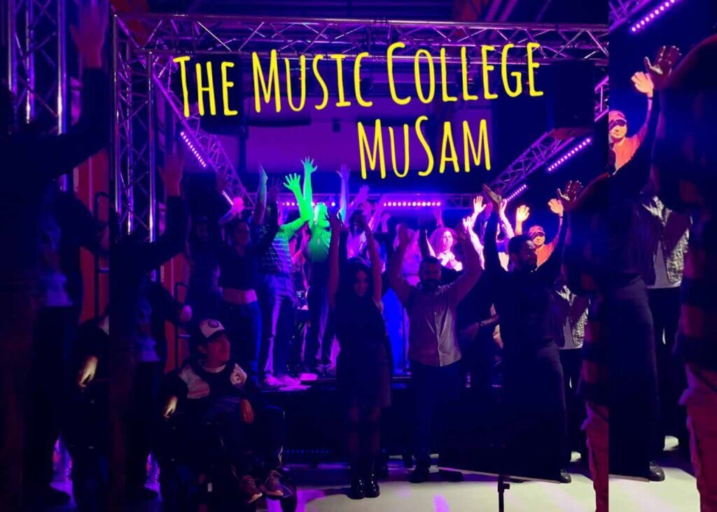 Lila bild från en konsert, med unga deltagande från The Mucic College och MuSam.