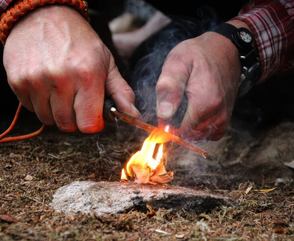 Lär dig göra upp eld på forntida vis under Planeta Festival 2025.