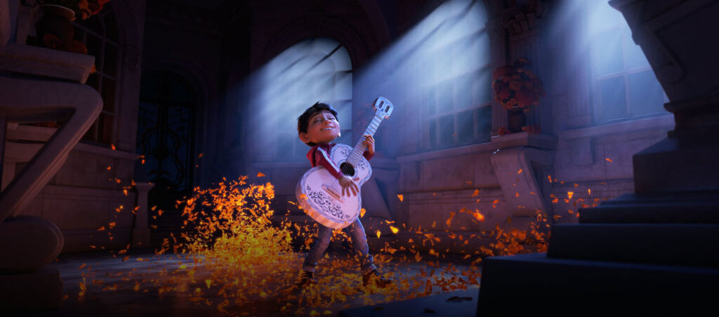 Miguel provar en speciell gitarr i filmen Coco.