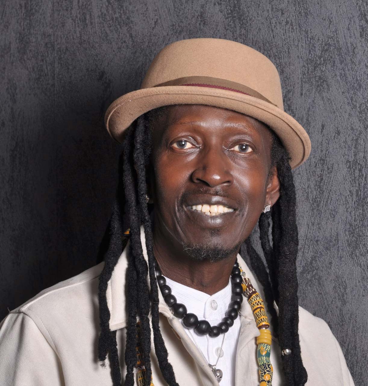 Dembo the Rootsman med musiker