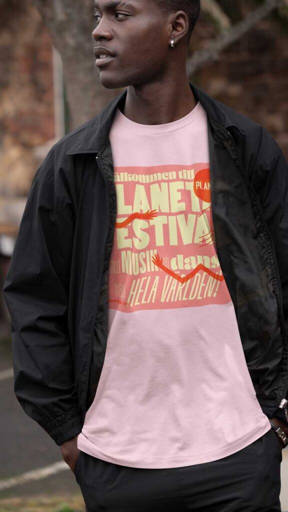 En man i rosa Planeta-t-shirt med svensk text
