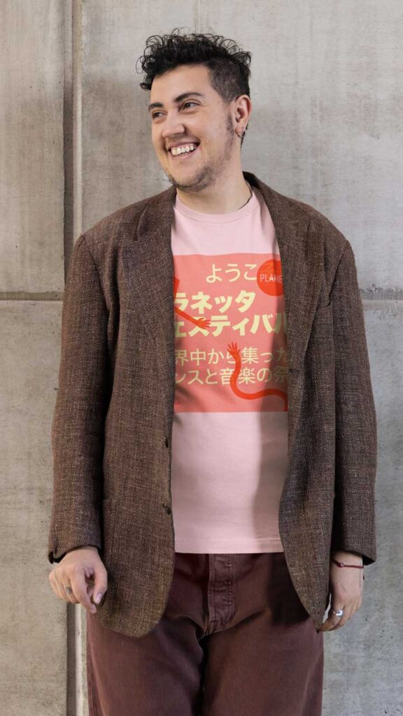 En man i rosa Planeta-t-shirt med japansk text