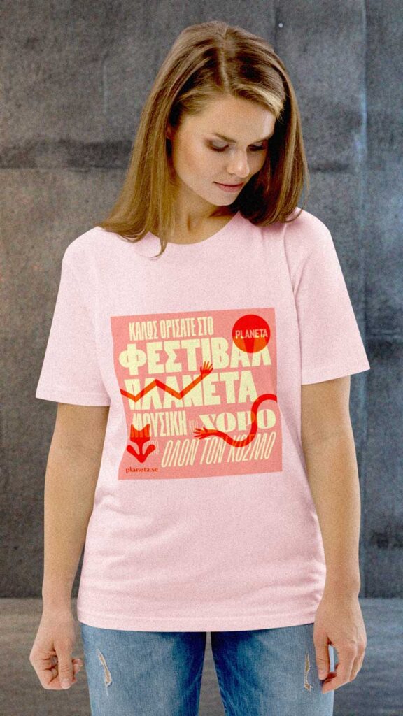 En kvinna i rosa Planeta-t-shirt med grekisk text