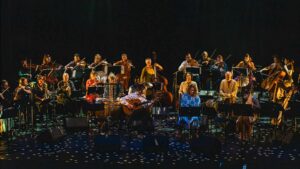 En mångkulturell orkester på en scen