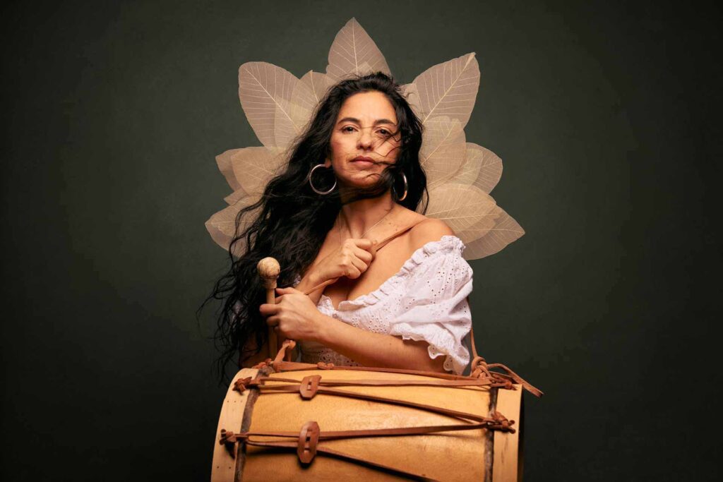 En kvinna med en stor trumma och en blomformad hatt: Liliana Zavala. Foto: Fredrik Gille