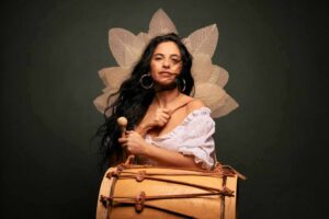 En kvinna med en stor trumma och en blomformad hatt: Liliana Zavala. Foto: Fredrik Gille