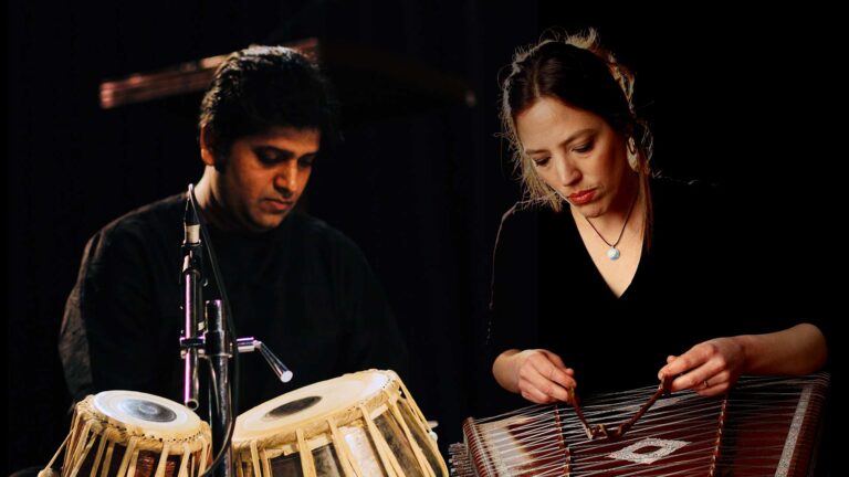 Amit Mishra med två tablas-trummor & Moa Danielson med en santoor