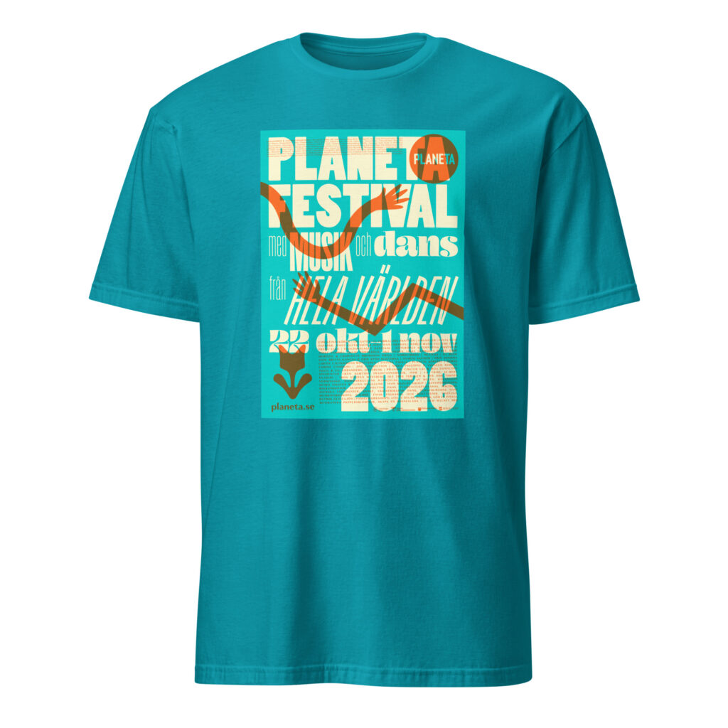 En blågrön t-shirt med Planetafestivalens affisch 2026 tryckt på bröstet
